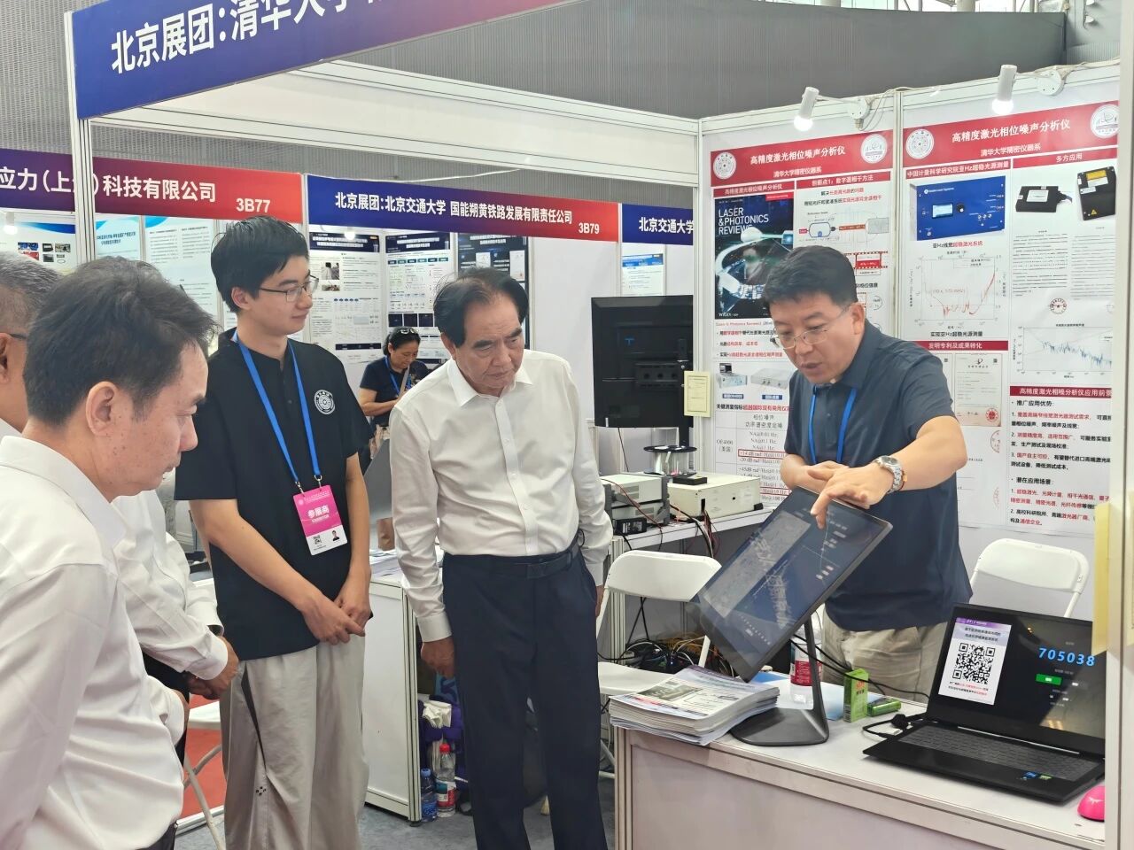 课题组在国际发明展展会现场